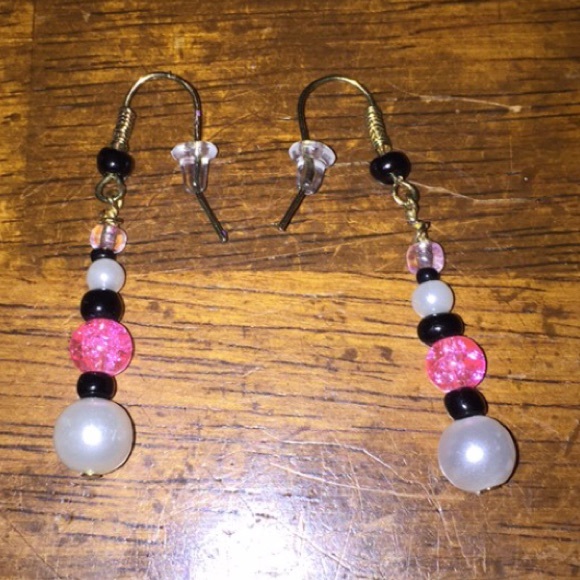 Pair of hanging beaded earrings. - Picture 1 of 2